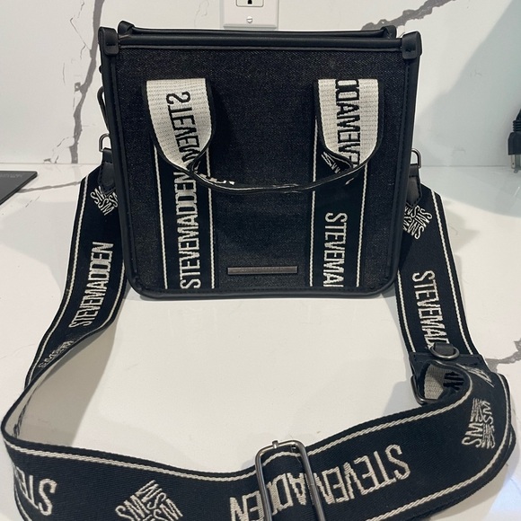 Steve Madden Black Messenger Bag Sleek and Minimalist - Picture 5 of 16